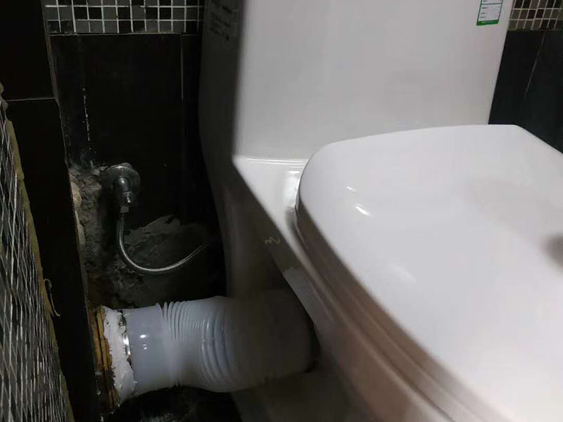 馬桶側(cè)水管安裝:先將之前的舊水管拆掉，先取下兩邊的固定物，在用鉗子將鐵絲擰好，接下來就是把管子取下來，舊水管長時(shí)間使用了，一般都會出現(xiàn)老化的現(xiàn)象，這時(shí)候沒有彈性直接掰掉就可以了。 在通便管道的那頭接口，原本的膠皮還黏在上邊，這個(gè)時(shí)候就需要將這個(gè)原本的膠給敲掉。不然新管是不能套進(jìn)去的?？梢杂梅彩苛謥碜屔厦娴匿P跡化解掉。在套新管的還是比較難的，可以利用到剛剛的舊衣服來擦手，然后在慢慢套管的時(shí)候非常困難。廢舊衣物此時(shí)可以用來擦手。套管的時(shí)候需要先用鐵圈對膠皮管口進(jìn)行固定，不然對接上之后，就帶不上了。 到用舊衣服鋪在馬桶上，是因?yàn)槲覀冊诎惭b馬桶排水管的時(shí)候，需要接觸到馬桶，所以需要找些衣服來墊著，這樣就不會被馬桶擱的疼。如果是已經(jīng)將馬桶排水管安裝好，那就可以來試試沖水看看，如果是下水很順暢那就是安裝成功