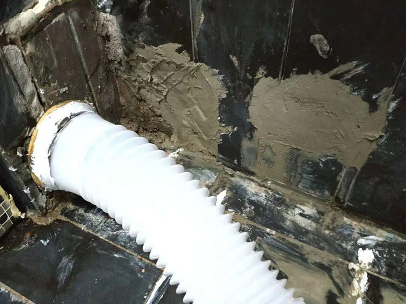 馬桶側(cè)水管安裝:先將之前的舊水管拆掉，先取下兩邊的固定物，在用鉗子將鐵絲擰好，接下來就是把管子取下來，舊水管長時(shí)間使用了，一般都會出現(xiàn)老化的現(xiàn)象，這時(shí)候沒有彈性直接掰掉就可以了。 在通便管道的那頭接口，原本的膠皮還黏在上邊，這個(gè)時(shí)候就需要將這個(gè)原本的膠給敲掉。不然新管是不能套進(jìn)去的。可以用凡士林來讓上面的銹跡化解掉。在套新管的還是比較難的，可以利用到剛剛的舊衣服來擦手，然后在慢慢套管的時(shí)候非常困難。廢舊衣物此時(shí)可以用來擦手。套管的時(shí)候需要先用鐵圈對膠皮管口進(jìn)行固定，不然對接上之后，就帶不上了。 到用舊衣服鋪在馬桶上，是因?yàn)槲覀冊诎惭b馬桶排水管的時(shí)候，需要接觸到馬桶，所以需要找些衣服來墊著，這樣就不會被馬桶擱的疼。如果是已經(jīng)將馬桶排水管安裝好，那就可以來試試沖水看看，如果是下水很順暢那就是安裝成功