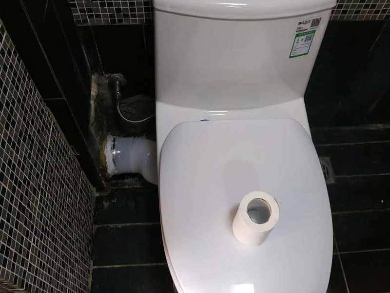 馬桶側(cè)水管安裝:先將之前的舊水管拆掉，先取下兩邊的固定物，在用鉗子將鐵絲擰好，接下來就是把管子取下來，舊水管長時(shí)間使用了，一般都會出現(xiàn)老化的現(xiàn)象，這時(shí)候沒有彈性直接掰掉就可以了。 在通便管道的那頭接口，原本的膠皮還黏在上邊，這個(gè)時(shí)候就需要將這個(gè)原本的膠給敲掉。不然新管是不能套進(jìn)去的?？梢杂梅彩苛謥碜屔厦娴匿P跡化解掉。在套新管的還是比較難的，可以利用到剛剛的舊衣服來擦手，然后在慢慢套管的時(shí)候非常困難。廢舊衣物此時(shí)可以用來擦手。套管的時(shí)候需要先用鐵圈對膠皮管口進(jìn)行固定，不然對接上之后，就帶不上了。 到用舊衣服鋪在馬桶上，是因?yàn)槲覀冊诎惭b馬桶排水管的時(shí)候，需要接觸到馬桶，所以需要找些衣服來墊著，這樣就不會被馬桶擱的疼。如果是已經(jīng)將馬桶排水管安裝好，那就可以來試試沖水看看，如果是下水很順暢那就是安裝成功