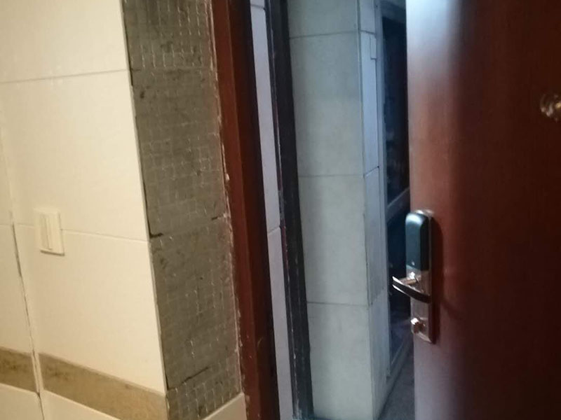 墻面瓷磚脫落：瓷磚破了很多的小洞,建議您直接用水泥粘上一些互補或同色的馬賽克瓷磚做點綴!我給您說說地磚如何清潔和保養(yǎng)吧。1、瓷磚日常清洗可選用洗潔精、肥皂等進行清洗;2、用肥皂加少許氨水與松節(jié)油的混合液,清洗瓷磚可使瓷磚更有光潔;3、生活中,如有茶水或其它日常生活用品附著在瓷磚上面應(yīng)及時擦洗干凈,必要時應(yīng)用相應(yīng)清潔用品清洗。4、拋光磚應(yīng)定期對其打蠟處理,時間處理為2―3個月為宜;磚面如出現(xiàn)劃痕,可在劃痕處涂抹牙膏。用干布擦拭可修復(fù)。磚與磚縫隙處可不定期用去污膏去污垢,再在縫隙刷一層防水劑可防霉菌生長。5、另外房間內(nèi)可以買些吸塵的植物回來擺放,這樣可以減少室內(nèi)的灰塵污染。6、的給室內(nèi)各個部分的裝飾、柜子、墻面、天花吊頂、裝飾品等進行清潔,濕抹布抹就可以了。7、養(yǎng)成良好的生活習(xí)慣會減少室內(nèi)灰塵的污染。