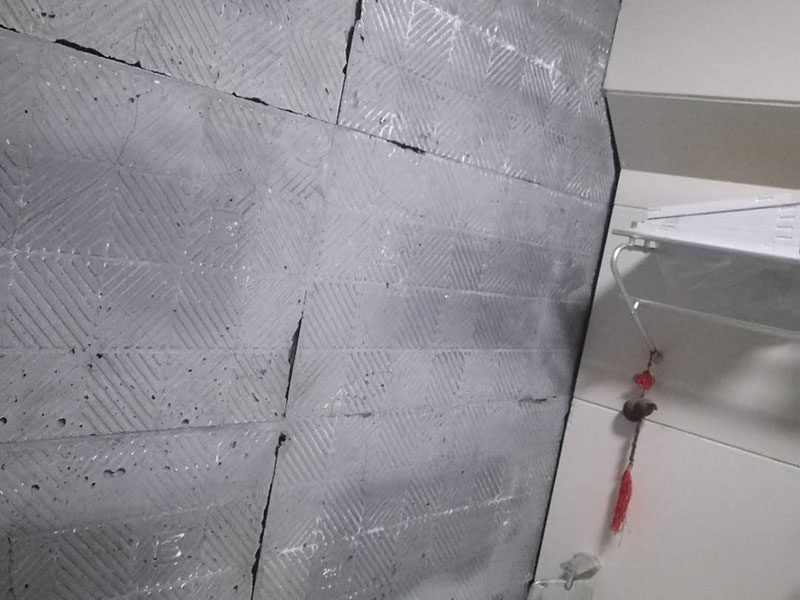 墻面瓷磚脫落：瓷磚破了很多的小洞,建議您直接用水泥粘上一些互補或同色的馬賽克瓷磚做點綴!我給您說說地磚如何清潔和保養(yǎng)吧。1、瓷磚日常清洗可選用洗潔精、肥皂等進行清洗;2、用肥皂加少許氨水與松節(jié)油的混合液,清洗瓷磚可使瓷磚更有光潔;3、生活中,如有茶水或其它日常生活用品附著在瓷磚上面應(yīng)及時擦洗干凈,必要時應(yīng)用相應(yīng)清潔用品清洗。4、拋光磚應(yīng)定期對其打蠟處理,時間處理為2―3個月為宜;磚面如出現(xiàn)劃痕,可在劃痕處涂抹牙膏。用干布擦拭可修復(fù)。磚與磚縫隙處可不定期用去污膏去污垢,再在縫隙刷一層防水劑可防霉菌生長。5、另外房間內(nèi)可以買些吸塵的植物回來擺放,這樣可以減少室內(nèi)的灰塵污染。6、的給室內(nèi)各個部分的裝飾、柜子、墻面、天花吊頂、裝飾品等進行清潔,濕抹布抹就可以了。7、養(yǎng)成良好的生活習(xí)慣會減少室內(nèi)灰塵的污染。