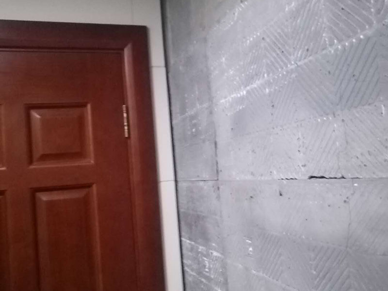 墻面瓷磚脫落：瓷磚破了很多的小洞,建議您直接用水泥粘上一些互補或同色的馬賽克瓷磚做點綴!我給您說說地磚如何清潔和保養(yǎng)吧。1、瓷磚日常清洗可選用洗潔精、肥皂等進行清洗;2、用肥皂加少許氨水與松節(jié)油的混合液,清洗瓷磚可使瓷磚更有光潔;3、生活中,如有茶水或其它日常生活用品附著在瓷磚上面應(yīng)及時擦洗干凈,必要時應(yīng)用相應(yīng)清潔用品清洗。4、拋光磚應(yīng)定期對其打蠟處理,時間處理為2―3個月為宜;磚面如出現(xiàn)劃痕,可在劃痕處涂抹牙膏。用干布擦拭可修復(fù)。磚與磚縫隙處可不定期用去污膏去污垢,再在縫隙刷一層防水劑可防霉菌生長。5、另外房間內(nèi)可以買些吸塵的植物回來擺放,這樣可以減少室內(nèi)的灰塵污染。6、的給室內(nèi)各個部分的裝飾、柜子、墻面、天花吊頂、裝飾品等進行清潔,濕抹布抹就可以了。7、養(yǎng)成良好的生活習(xí)慣會減少室內(nèi)灰塵的污染。