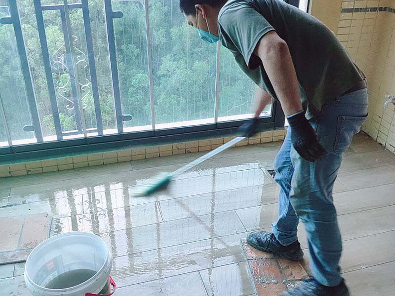 陽臺完工打掃：在準備鋪陳時瓷磚是不能去浸水，可以用鋼絲球去刷掉瓷磚背后的松散物質，也可以用濕布抹去瓷磚背面的灰塵。然后按照生產商建議的比例將水或乳液放到攪拌桶中攪拌直至粘結劑均勻無結塊。初始攪拌后的粘結劑應靜置在攪拌桶中，直到生產商推薦的熟化時間過后攪拌一下再使用。 需要在粘結劑量置晾時間內，將準備好的瓷磚鋪壓到位，垂直于梳理方向輕微搓動以排出磚下的空氣。鋪貼到位后用橡皮錘輕擊，用尺寸合適的十字定位架來調整表面平整度及接縫的平直。 鋪設好的磚面應該及時清理干凈，特別是去除殘留其上的粘結劑。合格的粘結劑干硬后即使在陶瓷磚面上也不易被清除掉。清理好的瓷磚面應該立即擺放標識進行隔離，避免污染或擾動，直到下一個填縫工序。