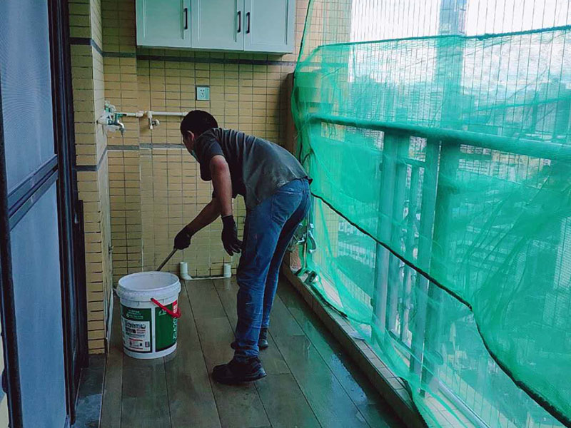 陽臺完工打掃：在準備鋪陳時瓷磚是不能去浸水，可以用鋼絲球去刷掉瓷磚背后的松散物質，也可以用濕布抹去瓷磚背面的灰塵。然后按照生產商建議的比例將水或乳液放到攪拌桶中攪拌直至粘結劑均勻無結塊。初始攪拌后的粘結劑應靜置在攪拌桶中，直到生產商推薦的熟化時間過后攪拌一下再使用。 需要在粘結劑量置晾時間內，將準備好的瓷磚鋪壓到位，垂直于梳理方向輕微搓動以排出磚下的空氣。鋪貼到位后用橡皮錘輕擊，用尺寸合適的十字定位架來調整表面平整度及接縫的平直。 鋪設好的磚面應該及時清理干凈，特別是去除殘留其上的粘結劑。合格的粘結劑干硬后即使在陶瓷磚面上也不易被清除掉。清理好的瓷磚面應該立即擺放標識進行隔離，避免污染或擾動，直到下一個填縫工序。