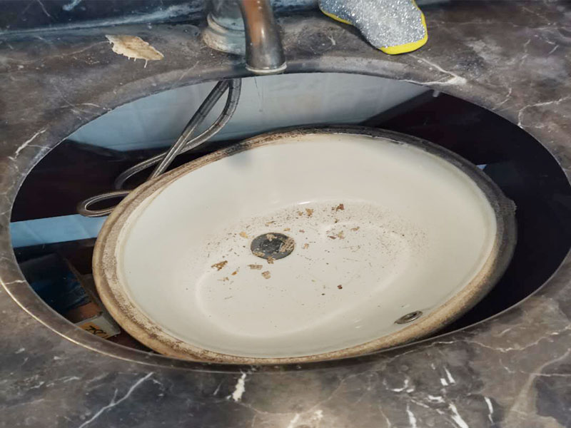 浴室盆安裝維修:1.首先檢查墻體是否實芯,不能裝在空心墻體上,因為空心墻拉力不夠,用不了就會爛掉。 2.按選定的孔位,用沖擊鉆在墻面上打孔,將掛墻配件中的膨脹管裝入孔中,再用自攻螺釘將主柜與... 3.主柜安裝完畢后,再把臺盆放入,調(diào)節(jié)放平。 4.側(cè)柜、置物架安裝方法同主柜。 5.化妝鏡安裝:按化妝鏡背孔安裝規(guī)格在墻面打孔,裝入膨脹管,然后把螺釘擰入膨脹管到適合深度,掛上浴鏡。