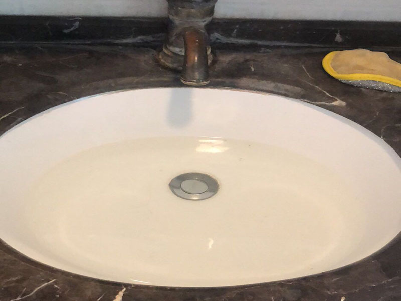 浴室盆安裝維修:1.首先檢查墻體是否實芯,不能裝在空心墻體上,因為空心墻拉力不夠,用不了就會爛掉。 2.按選定的孔位,用沖擊鉆在墻面上打孔,將掛墻配件中的膨脹管裝入孔中,再用自攻螺釘將主柜與... 3.主柜安裝完畢后,再把臺盆放入,調(diào)節(jié)放平。 4.側(cè)柜、置物架安裝方法同主柜。 5.化妝鏡安裝:按化妝鏡背孔安裝規(guī)格在墻面打孔,裝入膨脹管,然后把螺釘擰入膨脹管到適合深度,掛上浴鏡。