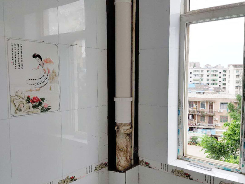 主水管更換：檢查進(jìn)水管的螺絲，看是否生銹。 如果生銹可用扳手輕輕敲去銹。 螺絲一般是六角螺絲，好用方便。 同時擰下龍頭這邊的螺絲。 如果鐵銹太嚴(yán)重可用鉗子夾住一段，避免龍頭或者水管被擰壞。