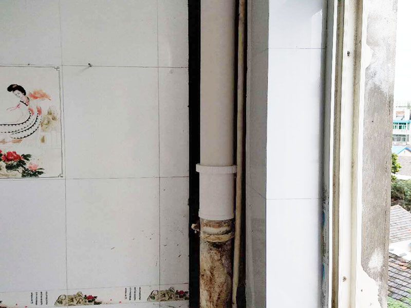 主水管更換：檢查進(jìn)水管的螺絲，看是否生銹。 如果生銹可用扳手輕輕敲去銹。 螺絲一般是六角螺絲，好用方便。 同時擰下龍頭這邊的螺絲。 如果鐵銹太嚴(yán)重可用鉗子夾住一段，避免龍頭或者水管被擰壞。