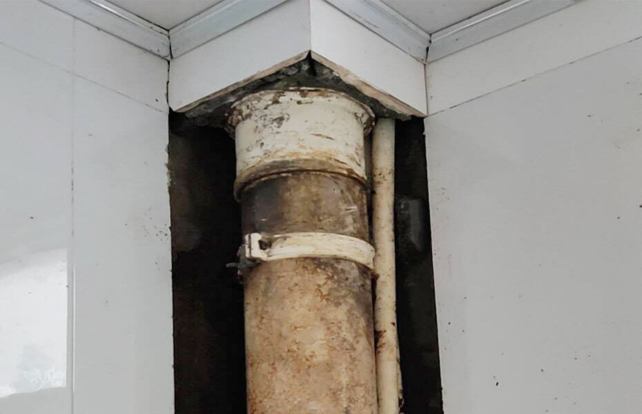 主水管更換：檢查進(jìn)水管的螺絲，看是否生銹。 如果生銹可用扳手輕輕敲去銹。 螺絲一般是六角螺絲，好用方便。 同時擰下龍頭這邊的螺絲。 如果鐵銹太嚴(yán)重可用鉗子夾住一段，避免龍頭或者水管被擰壞。