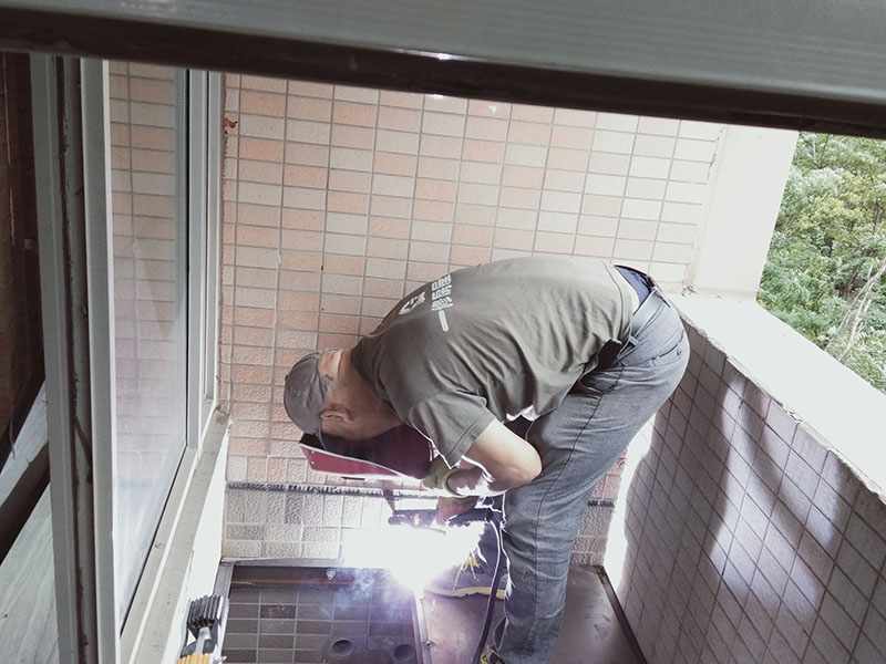 陽(yáng)臺(tái)電焊鋼結(jié)構(gòu)：手工電弧焊的焊接過(guò)程是從引弧開(kāi)始的，引弧方法有擦劃法引弧和直擊法引弧。 1.擦劃法引弧是先將焊條前端對(duì)準(zhǔn)焊件，然后將手腕扭轉(zhuǎn)，使焊條在焊件表面輕微劃一 下，焊條提起2-4mm，即在空氣中產(chǎn)生電弧，后將電弧長(zhǎng)度保持在焊條直徑允許的范圍。 2.直擊法引弧是將手腕下彎，焊條輕微碰一下焊件。