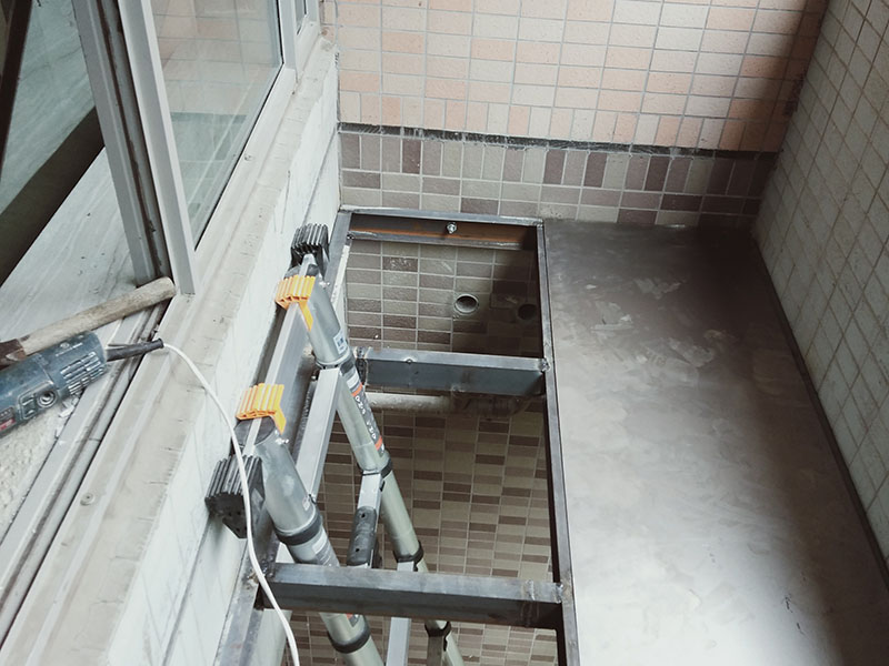 陽(yáng)臺(tái)電焊鋼結(jié)構(gòu)：手工電弧焊的焊接過(guò)程是從引弧開(kāi)始的，引弧方法有擦劃法引弧和直擊法引弧。 1.擦劃法引弧是先將焊條前端對(duì)準(zhǔn)焊件，然后將手腕扭轉(zhuǎn)，使焊條在焊件表面輕微劃一 下，焊條提起2-4mm，即在空氣中產(chǎn)生電弧，后將電弧長(zhǎng)度保持在焊條直徑允許的范圍。 2.直擊法引弧是將手腕下彎，焊條輕微碰一下焊件。