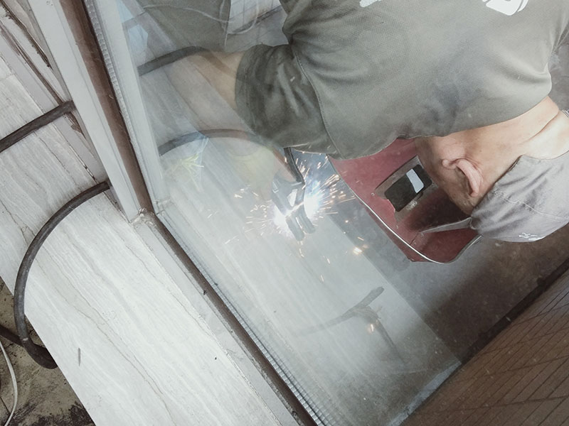 陽(yáng)臺(tái)電焊鋼結(jié)構(gòu)：手工電弧焊的焊接過(guò)程是從引弧開(kāi)始的，引弧方法有擦劃法引弧和直擊法引弧。 1.擦劃法引弧是先將焊條前端對(duì)準(zhǔn)焊件，然后將手腕扭轉(zhuǎn)，使焊條在焊件表面輕微劃一 下，焊條提起2-4mm，即在空氣中產(chǎn)生電弧，后將電弧長(zhǎng)度保持在焊條直徑允許的范圍。 2.直擊法引弧是將手腕下彎，焊條輕微碰一下焊件。