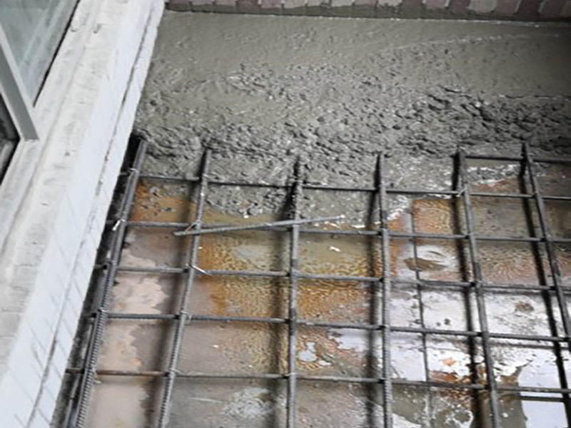 陽(yáng)臺(tái)電焊鋼結(jié)構(gòu)：手工電弧焊的焊接過(guò)程是從引弧開(kāi)始的，引弧方法有擦劃法引弧和直擊法引弧。 1.擦劃法引弧是先將焊條前端對(duì)準(zhǔn)焊件，然后將手腕扭轉(zhuǎn)，使焊條在焊件表面輕微劃一 下，焊條提起2-4mm，即在空氣中產(chǎn)生電弧，后將電弧長(zhǎng)度保持在焊條直徑允許的范圍。 2.直擊法引弧是將手腕下彎，焊條輕微碰一下焊件。