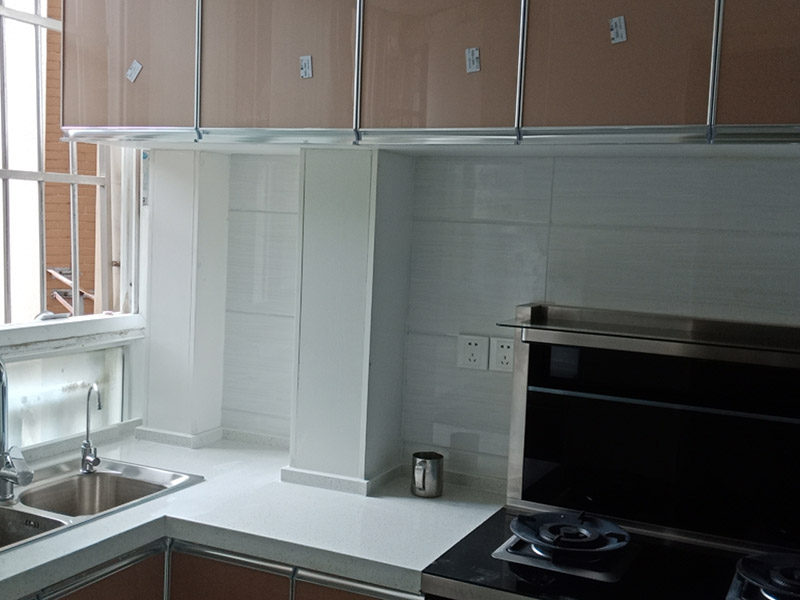 廚房翻新裝修：對于廚房翻新或改造來說，首先要做好的就是廚房的成品保護，成品保護的話不僅能夠保護好原來放置在廚房不能移動的東西外，還要對地面和墻面等各個方面做好保護，放置對做好的東西造成二次污染。 對該進行保護的家具和物品保護之后，就可以開始對廚房中不合理的地方根據(jù)設(shè)計圖和現(xiàn)場的規(guī)劃進行打拆工作了，這里要注意的是一定要根據(jù)事先布局好的圖紙進行施工，要查看好水電圖和現(xiàn)場布局圖，有沉重墻的地方要特別注意?，F(xiàn)場打拆完之后就要安排人員把物品進行清理了。