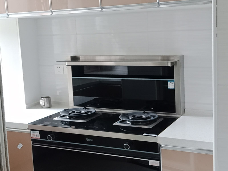 廚房翻新裝修：對于廚房翻新或改造來說，首先要做好的就是廚房的成品保護，成品保護的話不僅能夠保護好原來放置在廚房不能移動的東西外，還要對地面和墻面等各個方面做好保護，放置對做好的東西造成二次污染。 對該進行保護的家具和物品保護之后，就可以開始對廚房中不合理的地方根據(jù)設(shè)計圖和現(xiàn)場的規(guī)劃進行打拆工作了，這里要注意的是一定要根據(jù)事先布局好的圖紙進行施工，要查看好水電圖和現(xiàn)場布局圖，有沉重墻的地方要特別注意?，F(xiàn)場打拆完之后就要安排人員把物品進行清理了。