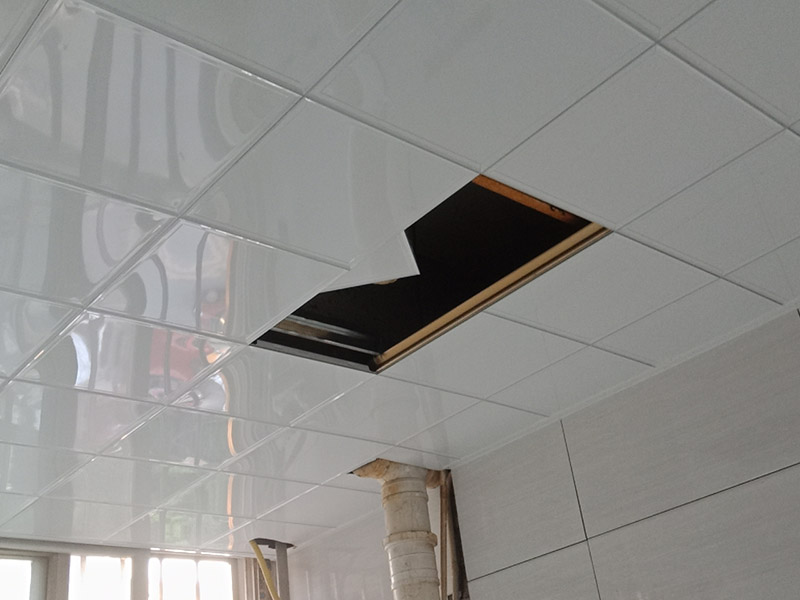 廚房翻新裝修：對于廚房翻新或改造來說，首先要做好的就是廚房的成品保護，成品保護的話不僅能夠保護好原來放置在廚房不能移動的東西外，還要對地面和墻面等各個方面做好保護，放置對做好的東西造成二次污染。 對該進行保護的家具和物品保護之后，就可以開始對廚房中不合理的地方根據(jù)設(shè)計圖和現(xiàn)場的規(guī)劃進行打拆工作了，這里要注意的是一定要根據(jù)事先布局好的圖紙進行施工，要查看好水電圖和現(xiàn)場布局圖，有沉重墻的地方要特別注意?，F(xiàn)場打拆完之后就要安排人員把物品進行清理了。