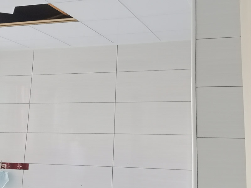 廚房翻新裝修：對于廚房翻新或改造來說，首先要做好的就是廚房的成品保護，成品保護的話不僅能夠保護好原來放置在廚房不能移動的東西外，還要對地面和墻面等各個方面做好保護，放置對做好的東西造成二次污染。 對該進行保護的家具和物品保護之后，就可以開始對廚房中不合理的地方根據(jù)設(shè)計圖和現(xiàn)場的規(guī)劃進行打拆工作了，這里要注意的是一定要根據(jù)事先布局好的圖紙進行施工，要查看好水電圖和現(xiàn)場布局圖，有沉重墻的地方要特別注意?，F(xiàn)場打拆完之后就要安排人員把物品進行清理了。