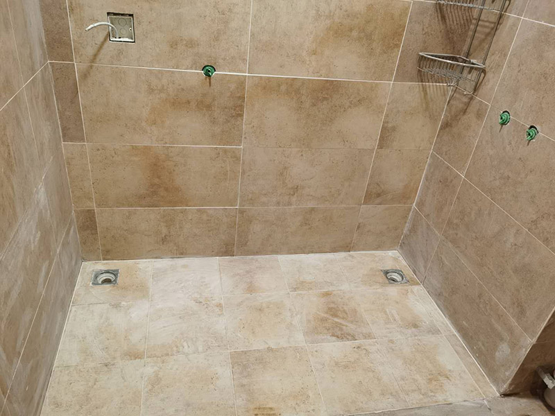 衛(wèi)生間瓷磚鋪貼：基層處理--抹底子灰--彈線排磚--侵磚--鑲貼--擦縫--交工驗收 首先進行地面清掃，不打掃干凈會翹邊、空鼓的;放水平du線然后分塊;地面要濕潤進行灑水;采用兩種砂漿，打砂漿的基層，一般要進行干鋪;地磚是不是出現(xiàn)了空鼓是很重要的;還要在磚底涂抹上漿;鋪貼的時候要用橡皮錘敲擊，做拉縫、表面清理，對瓷磚進行勾縫處理即可。最重要的是保護好成品，以防造成污染和損傷。