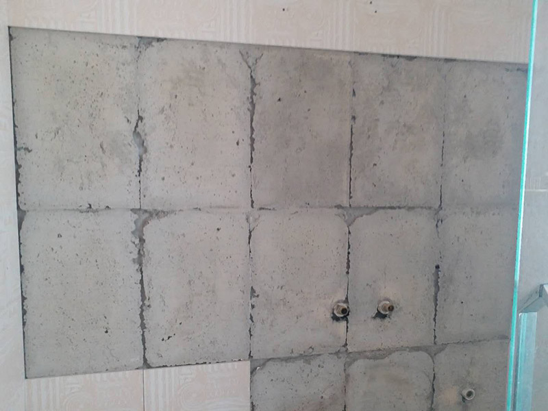 衛(wèi)生間瓷磚鋪貼：基層處理--抹底子灰--彈線排磚--侵磚--鑲貼--擦縫--交工驗收 首先進行地面清掃，不打掃干凈會翹邊、空鼓的;放水平du線然后分塊;地面要濕潤進行灑水;采用兩種砂漿，打砂漿的基層，一般要進行干鋪;地磚是不是出現(xiàn)了空鼓是很重要的;還要在磚底涂抹上漿;鋪貼的時候要用橡皮錘敲擊，做拉縫、表面清理，對瓷磚進行勾縫處理即可。最重要的是保護好成品，以防造成污染和損傷。