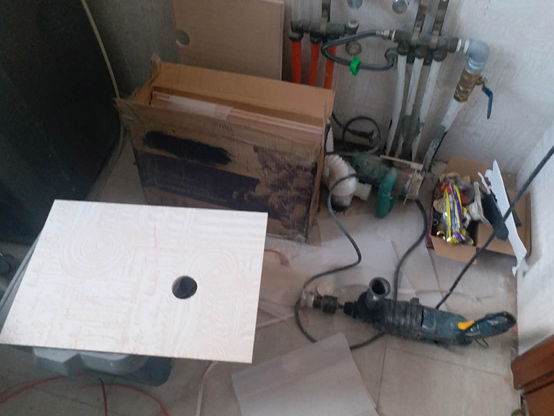 衛(wèi)生間瓷磚鋪貼：基層處理--抹底子灰--彈線排磚--侵磚--鑲貼--擦縫--交工驗收 首先進行地面清掃，不打掃干凈會翹邊、空鼓的;放水平du線然后分塊;地面要濕潤進行灑水;采用兩種砂漿，打砂漿的基層，一般要進行干鋪;地磚是不是出現(xiàn)了空鼓是很重要的;還要在磚底涂抹上漿;鋪貼的時候要用橡皮錘敲擊，做拉縫、表面清理，對瓷磚進行勾縫處理即可。最重要的是保護好成品，以防造成污染和損傷。