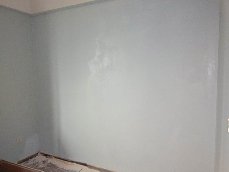 臥室乳膠漆粉刷：1、基層處理。先將裝修表面上的灰塊、浮渣等雜物用開(kāi)鏟除，如表面有油污，應(yīng)用清洗劑和清水洗凈，干燥后再用棕刷將表面灰塵清掃干凈表面清掃后，用水與界面劑(配合比為10：1)的稀釋液滾刷一邊，再用底層石膏或嵌縫石膏將底層不平處填補(bǔ)好，石膏干透后局部需貼牛皮紙或?qū)Ｓ脡Σ歼M(jìn)行防裂處理，干透后進(jìn)行下一步施工 2、滿刮兩遍膩?zhàn)印Ｒ槐閼?yīng)用膠皮刮板滿刮，要求橫向刮抹平整、均勻、光滑，密實(shí)平整，線角及邊棱整齊為度。 3、底層涂料。施工應(yīng)在干燥、清潔、牢固的層表面上進(jìn)行，噴涂一遍，涂層需均勻，不得漏涂。 4、中層涂料施工。涂刷一遍中層涂料前如發(fā)現(xiàn)有不平整之處，用膩?zhàn)友a(bǔ)平磨光。涂料在使用前應(yīng)用手提電動(dòng)攪拌充分?jǐn)嚢杈鶆?。如稠度較大，可適當(dāng)加清水稀釋?zhuān)看渭铀啃枰恢?，不得稀稠不一。然后將涂料倒入托盤(pán)，用涂料滾