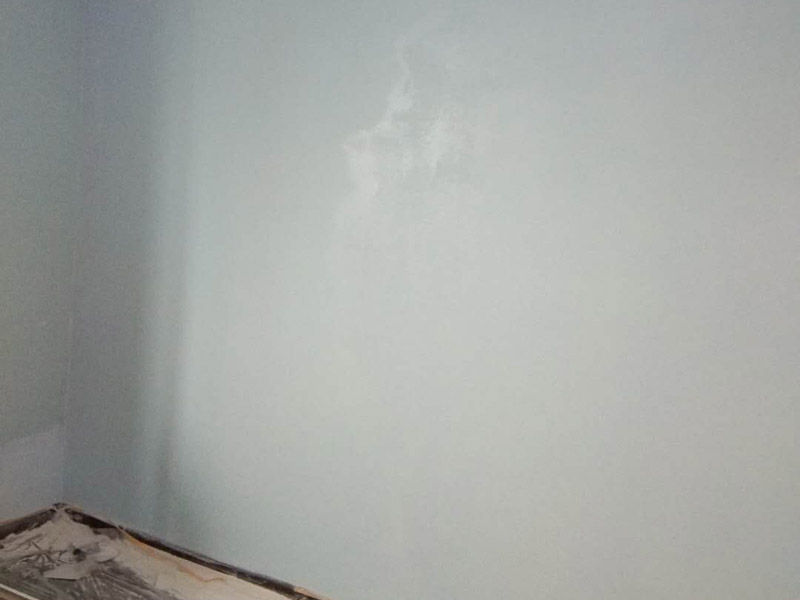 臥室乳膠漆粉刷：1、基層處理。先將裝修表面上的灰塊、浮渣等雜物用開(kāi)鏟除，如表面有油污，應(yīng)用清洗劑和清水洗凈，干燥后再用棕刷將表面灰塵清掃干凈表面清掃后，用水與界面劑(配合比為10：1)的稀釋液滾刷一邊，再用底層石膏或嵌縫石膏將底層不平處填補(bǔ)好，石膏干透后局部需貼牛皮紙或?qū)Ｓ脡Σ歼M(jìn)行防裂處理，干透后進(jìn)行下一步施工 2、滿刮兩遍膩?zhàn)?。一遍?yīng)用膠皮刮板滿刮，要求橫向刮抹平整、均勻、光滑，密實(shí)平整，線角及邊棱整齊為度。 3、底層涂料。施工應(yīng)在干燥、清潔、牢固的層表面上進(jìn)行，噴涂一遍，涂層需均勻，不得漏涂。 4、中層涂料施工。涂刷一遍中層涂料前如發(fā)現(xiàn)有不平整之處，用膩?zhàn)友a(bǔ)平磨光。涂料在使用前應(yīng)用手提電動(dòng)攪拌充分?jǐn)嚢杈鶆?。如稠度較大，可適當(dāng)加清水稀釋?zhuān)看渭铀啃枰恢?，不得稀稠不一。然后將涂料倒入托盤(pán)，用涂料滾