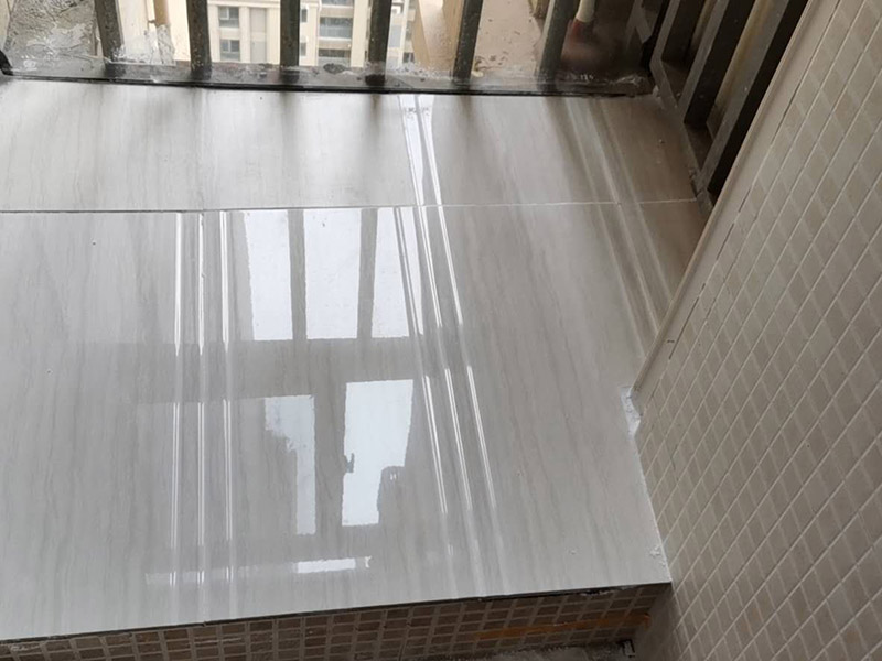 陽臺瓷磚鋪貼：準(zhǔn)備粘結(jié)劑前，瓷磚不應(yīng)浸水，但要用鋼絲刷除去磚背面的松散物質(zhì)，并用濕布抹去磚背的浮塵。然后按照生產(chǎn)商建議的比例將水或乳液放到攪拌桶中攪拌直至粘結(jié)劑均勻無結(jié)塊。初始攪拌后的粘結(jié)劑應(yīng)靜置在攪拌桶中，直到生產(chǎn)商推薦的熟化時間過后攪拌一下再使用。 在鋪壓瓷磚前，在瓷磚背面也批一薄層粘結(jié)劑。這種雙批法雖然用的材料和工時比較多，但卻能夠保證粘貼的質(zhì)量和耐久性。 在粘結(jié)劑量置晾時間內(nèi)，將準(zhǔn)備好的瓷磚鋪壓到位，垂直于梳理方向輕微搓動以排出磚下的空氣。鋪貼到位后用橡皮錘輕擊，用尺寸合適的十字定位架來調(diào)整表面平整度及接縫的平直。