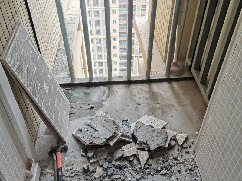 陽臺瓷磚鋪貼：準(zhǔn)備粘結(jié)劑前，瓷磚不應(yīng)浸水，但要用鋼絲刷除去磚背面的松散物質(zhì)，并用濕布抹去磚背的浮塵。然后按照生產(chǎn)商建議的比例將水或乳液放到攪拌桶中攪拌直至粘結(jié)劑均勻無結(jié)塊。初始攪拌后的粘結(jié)劑應(yīng)靜置在攪拌桶中，直到生產(chǎn)商推薦的熟化時間過后攪拌一下再使用。 在鋪壓瓷磚前，在瓷磚背面也批一薄層粘結(jié)劑。這種雙批法雖然用的材料和工時比較多，但卻能夠保證粘貼的質(zhì)量和耐久性。 在粘結(jié)劑量置晾時間內(nèi)，將準(zhǔn)備好的瓷磚鋪壓到位，垂直于梳理方向輕微搓動以排出磚下的空氣。鋪貼到位后用橡皮錘輕擊，用尺寸合適的十字定位架來調(diào)整表面平整度及接縫的平直。