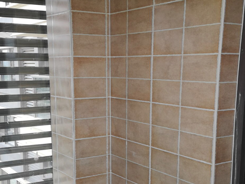 陽臺改造裝修：通常家&lrm;里種&lrm;的&lrm;綠植都會放在陽臺上，&lrm;所以&lrm;將陽臺改造成花園是最&lrm;常&lrm;見也是最簡單&lrm;的，&lrm;無論&lrm;家里是開放&lrm;式&lrm;陽臺還是封閉式&lrm;陽臺，&lrm;都可&lrm;以&lrm;進行&lrm;改造。 陽臺跟客廳、臥房的不同在于可以享受陽光沐浴、清風拂面的感覺，可以在陽臺上擺放幾張舒服的座椅，放置一個小茶幾，或者掛一個吊椅，使陽臺既可以成為下午茶專區(qū)，也能成為偶爾閑坐、休息的小角落。 如果想要保留陽臺的生活用途，可以把洗衣機搬到陽臺，改造成一個洗衣區(qū)，這樣不僅將洗、晾、曬的過程集中在一個區(qū)域，還能兼顧手洗、儲物的功能。