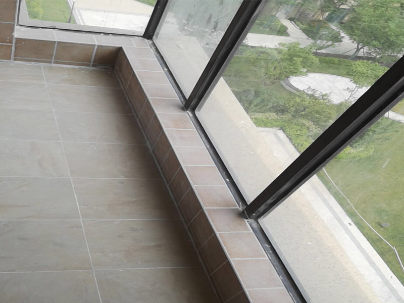 陽臺改造裝修：通常家&lrm;里種&lrm;的&lrm;綠植都會放在陽臺上，&lrm;所以&lrm;將陽臺改造成花園是最&lrm;常&lrm;見也是最簡單&lrm;的，&lrm;無論&lrm;家里是開放&lrm;式&lrm;陽臺還是封閉式&lrm;陽臺，&lrm;都可&lrm;以&lrm;進行&lrm;改造。 陽臺跟客廳、臥房的不同在于可以享受陽光沐浴、清風拂面的感覺，可以在陽臺上擺放幾張舒服的座椅，放置一個小茶幾，或者掛一個吊椅，使陽臺既可以成為下午茶專區(qū)，也能成為偶爾閑坐、休息的小角落。 如果想要保留陽臺的生活用途，可以把洗衣機搬到陽臺，改造成一個洗衣區(qū)，這樣不僅將洗、晾、曬的過程集中在一個區(qū)域，還能兼顧手洗、儲物的功能。