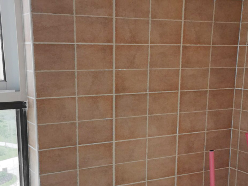 陽臺改造裝修：通常家&lrm;里種&lrm;的&lrm;綠植都會放在陽臺上，&lrm;所以&lrm;將陽臺改造成花園是最&lrm;常&lrm;見也是最簡單&lrm;的，&lrm;無論&lrm;家里是開放&lrm;式&lrm;陽臺還是封閉式&lrm;陽臺，&lrm;都可&lrm;以&lrm;進行&lrm;改造。 陽臺跟客廳、臥房的不同在于可以享受陽光沐浴、清風拂面的感覺，可以在陽臺上擺放幾張舒服的座椅，放置一個小茶幾，或者掛一個吊椅，使陽臺既可以成為下午茶專區(qū)，也能成為偶爾閑坐、休息的小角落。 如果想要保留陽臺的生活用途，可以把洗衣機搬到陽臺，改造成一個洗衣區(qū)，這樣不僅將洗、晾、曬的過程集中在一個區(qū)域，還能兼顧手洗、儲物的功能。