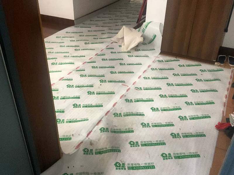 廁所重新裝修：老房衛(wèi)生間改造水電路改造很重要，會(huì)直接影響日后的生活使用，所以在改造過(guò)程中需要嚴(yán)防死守。避水測(cè)試，檢測(cè)防水層是否良好。一般衛(wèi)浴間的防水層為1.8米，其他墻面防水層高度為1米，地面防水返高30厘米。 當(dāng)然，如果老房衛(wèi)生間改造時(shí)沒(méi)有進(jìn)行水路改造的情況下，也是需要進(jìn)行檢查防水層是否完好的操作流程。老房衛(wèi)生間改造中隨意鉆孔開(kāi)槽都會(huì)造成防水層的損壞，因此，老房衛(wèi)生間改造進(jìn)行拆除磚墻的裝修流程后，應(yīng)當(dāng)重新進(jìn)行避水試驗(yàn)，保證原來(lái)存有的防水系統(tǒng)不會(huì)出現(xiàn)任何問(wèn)題。