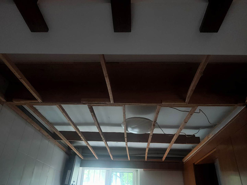 廁所重新裝修：老房衛(wèi)生間改造水電路改造很重要，會(huì)直接影響日后的生活使用，所以在改造過(guò)程中需要嚴(yán)防死守。避水測(cè)試，檢測(cè)防水層是否良好。一般衛(wèi)浴間的防水層為1.8米，其他墻面防水層高度為1米，地面防水返高30厘米。 當(dāng)然，如果老房衛(wèi)生間改造時(shí)沒(méi)有進(jìn)行水路改造的情況下，也是需要進(jìn)行檢查防水層是否完好的操作流程。老房衛(wèi)生間改造中隨意鉆孔開(kāi)槽都會(huì)造成防水層的損壞，因此，老房衛(wèi)生間改造進(jìn)行拆除磚墻的裝修流程后，應(yīng)當(dāng)重新進(jìn)行避水試驗(yàn)，保證原來(lái)存有的防水系統(tǒng)不會(huì)出現(xiàn)任何問(wèn)題。