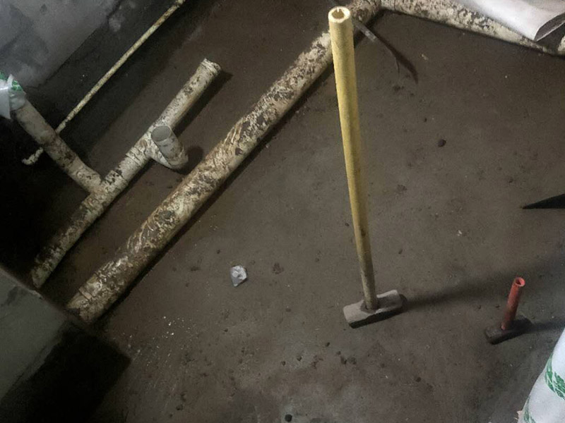 廁所重新裝修：老房衛(wèi)生間改造水電路改造很重要，會(huì)直接影響日后的生活使用，所以在改造過(guò)程中需要嚴(yán)防死守。避水測(cè)試，檢測(cè)防水層是否良好。一般衛(wèi)浴間的防水層為1.8米，其他墻面防水層高度為1米，地面防水返高30厘米。 當(dāng)然，如果老房衛(wèi)生間改造時(shí)沒(méi)有進(jìn)行水路改造的情況下，也是需要進(jìn)行檢查防水層是否完好的操作流程。老房衛(wèi)生間改造中隨意鉆孔開(kāi)槽都會(huì)造成防水層的損壞，因此，老房衛(wèi)生間改造進(jìn)行拆除磚墻的裝修流程后，應(yīng)當(dāng)重新進(jìn)行避水試驗(yàn)，保證原來(lái)存有的防水系統(tǒng)不會(huì)出現(xiàn)任何問(wèn)題。