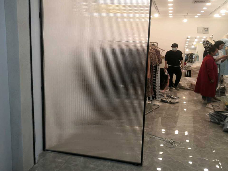 隔斷家具安裝：安裝前所需工作，拆開包裝所要注意的是，不要讓硬物劃到屏風(fēng)的表面，然后將屏風(fēng)支撐單腳全部裝上。然后就開始，如果是L型位，就找到L型的腳以及連接件蓋子，先將兩塊屏風(fēng)對準(zhǔn)L型腳的位置裝平，然后將中立柱裝上，最后用連接件將兩塊屏風(fēng)和中立柱固定在一起。然后，看屏風(fēng)的兩邊是否全部著地是否穩(wěn)定，有落空的腳就將其調(diào)到落地為止，必要時安裝屏風(fēng)最好是兩位師傅一個托扶著一個固定，避免屏風(fēng)倒下而損壞。屏風(fēng)搭好了，接著固定側(cè)腳板，側(cè)邊可使用連接件連接在屏風(fēng)的一側(cè)，上邊與臺面板連接處打是兩個L型角碼。