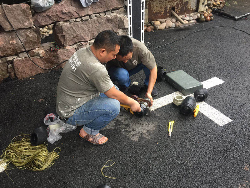 花園防水施工準(zhǔn)備：1、找到本來的防水層bai，由于防水層不du是顯露的，是在面層下部，有必要將zhi面層進(jìn)行悉數(shù)根除，找到本來的防水層。 2、將原防水層根除以后，找平，將本來下部保溫層里存的水進(jìn)行排干，設(shè)一些排氣孔做排氣辦法，將保溫層里的水分排干。 3、如果在康復(fù)美化的情況下，咱們需求做的防水層有必要是阻根防水層，阻根防水層有改性瀝青卷材阻根防水層、還有高分子卷材阻根防水層。 4、做完防水層以后，必定要做找坡處理，不要形成屋面部分存水，通常設(shè)置水泥砂漿找平找坡，找坡的斜度不小于3%。 5、做完防水以后，需求進(jìn)行閉水實(shí)驗(yàn)，不漏水為合格，再進(jìn)行康復(fù)上面的維護(hù)及鋪貼面磚裝修。