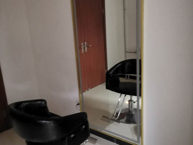 鏡子安裝維修:安裝在墻壁上面的一種掛墻式鏡子，常見的可能是全身鏡，或者是普通的圓形，長方形和正方形的小扇鏡子，它們和普通的擺放在梳妝臺上面的可以折疊的鏡子不太一樣，因為對風水方面要求比較苛刻，而且還應(yīng)該根據(jù)實際的結(jié)構(gòu)和面積確定產(chǎn)品的大小和規(guī)格，這樣的話才不至于影響到整體風格，還可以達到畫龍點睛的效果。