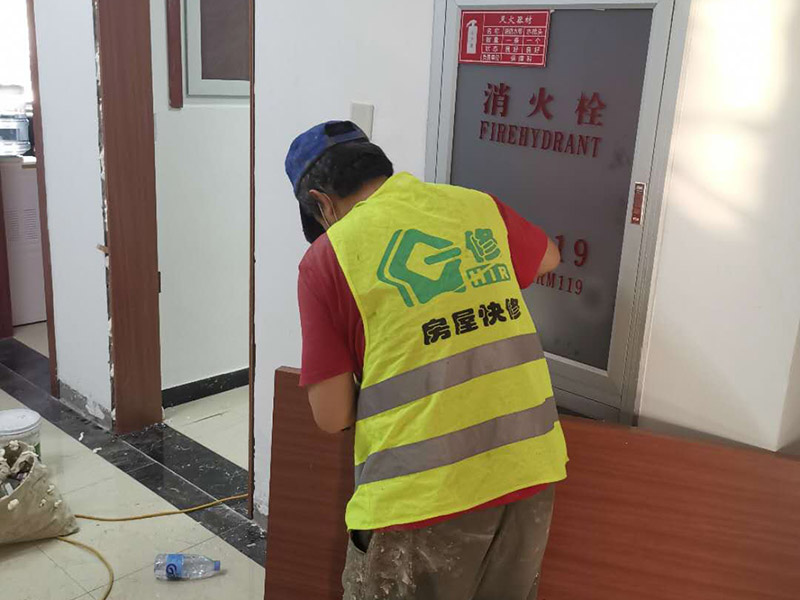 門框窗框更換翻新:門窗套就是指：在門窗洞口兩個立邊的垂直面，可以是突出外墻形成邊框，也可和外墻保持平齊，既要立邊垂直平整，而且又要滿足和墻面平整，所以它的質(zhì)量會要求相對高一些。 找位與劃線：在安裝前，需要根據(jù)設(shè)計圖的要求，先找好標高、平面位置、豎向尺寸進行彈線。 核查預(yù)埋件和洞口：對于有預(yù)埋件、木磚的門窗套安裝工程，彈線后應(yīng)該檢查預(yù)埋件、木磚是否符合設(shè)計要求。 龍骨、基層板配制與安裝：根據(jù)洞口實際尺寸，按設(shè)計規(guī)定骨架料斷面規(guī)格，可將龍骨架或基層板分三片預(yù)制，洞頂一片、兩側(cè)各一片。每片龍骨架一般情況下為兩根立框料，當門窗套寬度大于500mm，中間應(yīng)適當增加立框料。橫向龍骨間距不大于400mm;面板寬度大于500mm時，橫向龍骨間距不大于300mm。