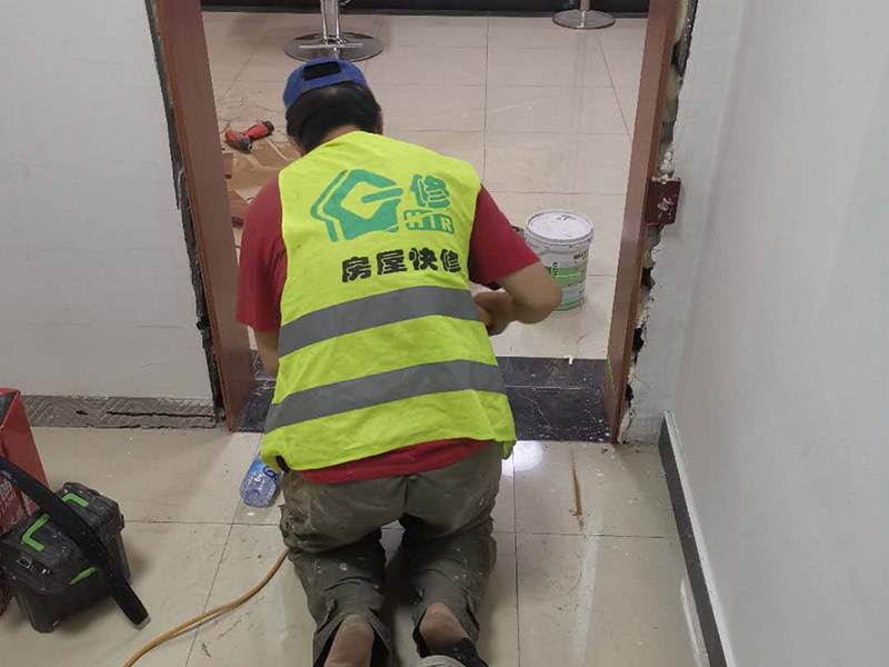 門框窗框更換翻新:門窗套就是指：在門窗洞口兩個立邊的垂直面，可以是突出外墻形成邊框，也可和外墻保持平齊，既要立邊垂直平整，而且又要滿足和墻面平整，所以它的質(zhì)量會要求相對高一些。 找位與劃線：在安裝前，需要根據(jù)設(shè)計圖的要求，先找好標高、平面位置、豎向尺寸進行彈線。 核查預(yù)埋件和洞口：對于有預(yù)埋件、木磚的門窗套安裝工程，彈線后應(yīng)該檢查預(yù)埋件、木磚是否符合設(shè)計要求。 龍骨、基層板配制與安裝：根據(jù)洞口實際尺寸，按設(shè)計規(guī)定骨架料斷面規(guī)格，可將龍骨架或基層板分三片預(yù)制，洞頂一片、兩側(cè)各一片。每片龍骨架一般情況下為兩根立框料，當門窗套寬度大于500mm，中間應(yīng)適當增加立框料。橫向龍骨間距不大于400mm;面板寬度大于500mm時，橫向龍骨間距不大于300mm。