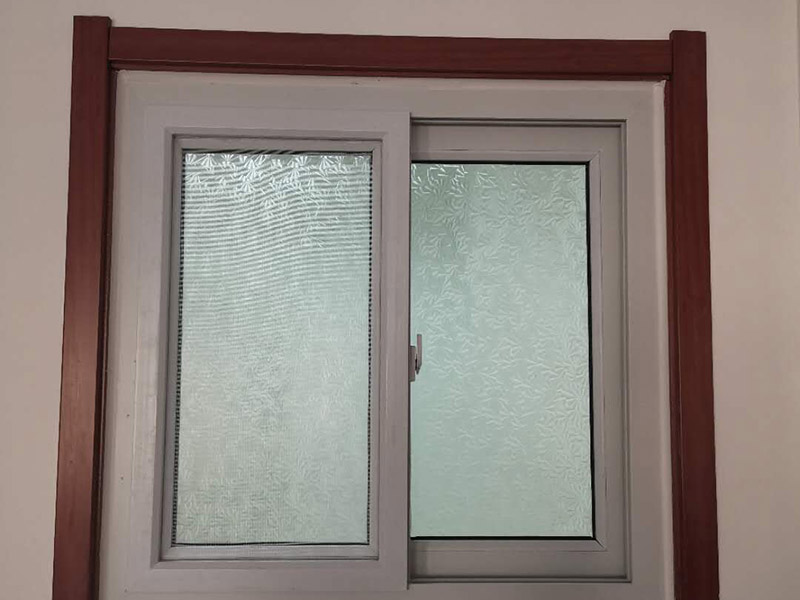 門框窗框更換翻新:門窗套就是指：在門窗洞口兩個立邊的垂直面，可以是突出外墻形成邊框，也可和外墻保持平齊，既要立邊垂直平整，而且又要滿足和墻面平整，所以它的質(zhì)量會要求相對高一些。 找位與劃線：在安裝前，需要根據(jù)設(shè)計圖的要求，先找好標高、平面位置、豎向尺寸進行彈線。 核查預(yù)埋件和洞口：對于有預(yù)埋件、木磚的門窗套安裝工程，彈線后應(yīng)該檢查預(yù)埋件、木磚是否符合設(shè)計要求。 龍骨、基層板配制與安裝：根據(jù)洞口實際尺寸，按設(shè)計規(guī)定骨架料斷面規(guī)格，可將龍骨架或基層板分三片預(yù)制，洞頂一片、兩側(cè)各一片。每片龍骨架一般情況下為兩根立框料，當門窗套寬度大于500mm，中間應(yīng)適當增加立框料。橫向龍骨間距不大于400mm;面板寬度大于500mm時，橫向龍骨間距不大于300mm。