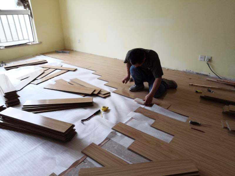 客廳木地板換新:基層清理&rarr;涂刷底膠&rarr;彈線、找平&rarr;鉆孔、安裝預(yù)埋件&rarr;安裝毛地板、找平、刨平&rarr;釘術(shù)地板、找平、刨平&rarr;釘踢腳板&rarr;刨光、打磨&rarr;油漆&rarr;上蠟。 1. 實(shí)鋪地板要先安裝地龍骨,然后再進(jìn)行木地板的鋪裝。 2. 龍骨的安裝方法:應(yīng)先在地面做預(yù)埋件,以固定木龍骨,預(yù)埋件為螺栓及鉛絲,預(yù)埋件間距為800毫米,從地面鉆孔下入。 3. 木地板的安裝方法：實(shí)鋪實(shí)木地板應(yīng)有基面板,基面板使用大芯板。 4. 地板鋪裝完成后,先用刨子將表面刨平刨光,將地板表面清掃干凈后涂刷地板漆,進(jìn)行拋光上蠟處理。