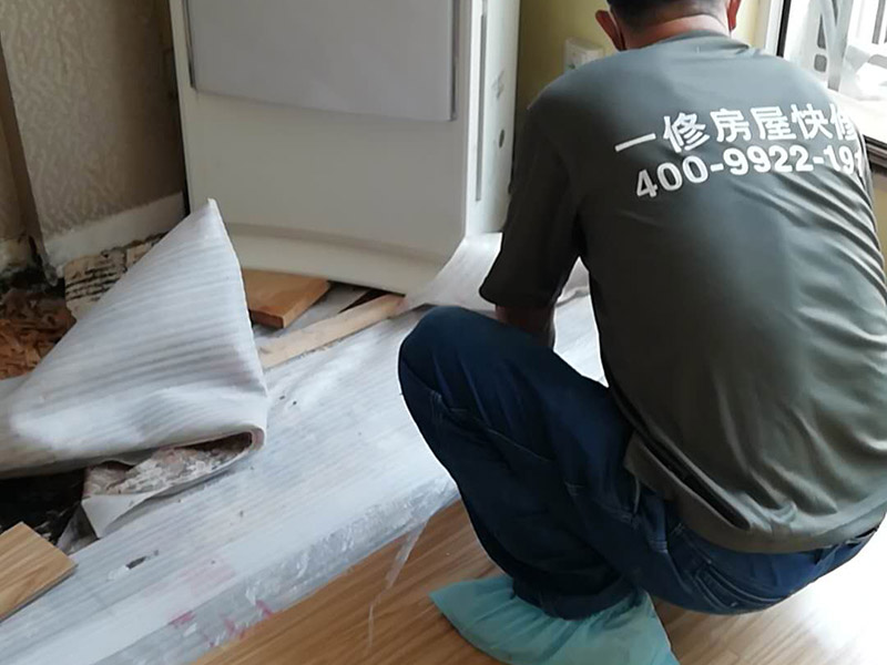 客廳木地板換新:基層清理&rarr;涂刷底膠&rarr;彈線、找平&rarr;鉆孔、安裝預(yù)埋件&rarr;安裝毛地板、找平、刨平&rarr;釘術(shù)地板、找平、刨平&rarr;釘踢腳板&rarr;刨光、打磨&rarr;油漆&rarr;上蠟。 1. 實(shí)鋪地板要先安裝地龍骨,然后再進(jìn)行木地板的鋪裝。 2. 龍骨的安裝方法:應(yīng)先在地面做預(yù)埋件,以固定木龍骨,預(yù)埋件為螺栓及鉛絲,預(yù)埋件間距為800毫米,從地面鉆孔下入。 3. 木地板的安裝方法：實(shí)鋪實(shí)木地板應(yīng)有基面板,基面板使用大芯板。 4. 地板鋪裝完成后,先用刨子將表面刨平刨光,將地板表面清掃干凈后涂刷地板漆,進(jìn)行拋光上蠟處理。