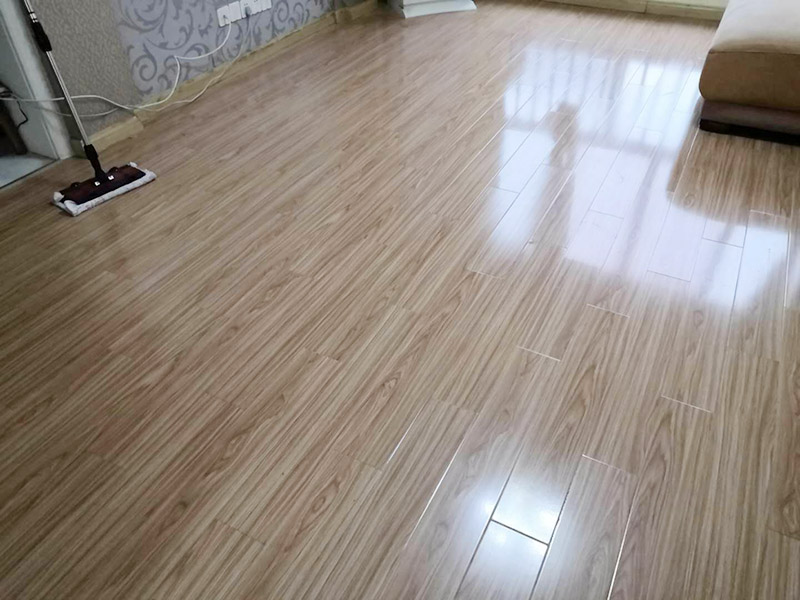 客廳木地板換新:基層清理&rarr;涂刷底膠&rarr;彈線、找平&rarr;鉆孔、安裝預(yù)埋件&rarr;安裝毛地板、找平、刨平&rarr;釘術(shù)地板、找平、刨平&rarr;釘踢腳板&rarr;刨光、打磨&rarr;油漆&rarr;上蠟。 1. 實(shí)鋪地板要先安裝地龍骨,然后再進(jìn)行木地板的鋪裝。 2. 龍骨的安裝方法:應(yīng)先在地面做預(yù)埋件,以固定木龍骨,預(yù)埋件為螺栓及鉛絲,預(yù)埋件間距為800毫米,從地面鉆孔下入。 3. 木地板的安裝方法：實(shí)鋪實(shí)木地板應(yīng)有基面板,基面板使用大芯板。 4. 地板鋪裝完成后,先用刨子將表面刨平刨光,將地板表面清掃干凈后涂刷地板漆,進(jìn)行拋光上蠟處理。