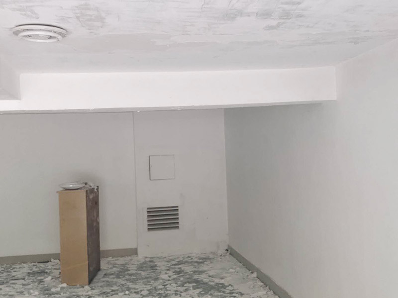 墻面基層清理：舊墻面基層處理相對(duì)新墻面較為復(fù)雜。現(xiàn)在將舊墻上的裝飾物去掉，然后將舊墻上的灰塵、油污等清理干凈。對(duì)于舊墻面上裂紋脫落的地方，可以用水泥砂漿進(jìn)行其修復(fù)，進(jìn)行墻面的拉毛壓扁處理。 若老墻有霉變，說(shuō)明墻的初期防水工程做得不好。墻體翻新時(shí)，應(yīng)先進(jìn)行墻體的防水施工。用鋼絲刷或鐵鍬將舊墻面的變色退色粉漆清洗干凈，并用清水沖洗干凈。烘干后，對(duì)墻面進(jìn)行修補(bǔ)和拋光。為了保證墻面的平整度，不影響墻面的二次施工。 如果舊的墻面漆膜在涂裝后保存完好，那么用清水將墻面上的污漬清洗干凈，直接進(jìn)行墻面裝飾施工。