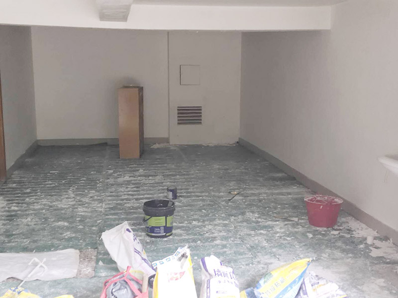 墻面基層清理：舊墻面基層處理相對(duì)新墻面較為復(fù)雜?，F(xiàn)在將舊墻上的裝飾物去掉，然后將舊墻上的灰塵、油污等清理干凈。對(duì)于舊墻面上裂紋脫落的地方，可以用水泥砂漿進(jìn)行其修復(fù)，進(jìn)行墻面的拉毛壓扁處理。 若老墻有霉變，說(shuō)明墻的初期防水工程做得不好。墻體翻新時(shí)，應(yīng)先進(jìn)行墻體的防水施工。用鋼絲刷或鐵鍬將舊墻面的變色退色粉漆清洗干凈，并用清水沖洗干凈。烘干后，對(duì)墻面進(jìn)行修補(bǔ)和拋光。為了保證墻面的平整度，不影響墻面的二次施工。 如果舊的墻面漆膜在涂裝后保存完好，那么用清水將墻面上的污漬清洗干凈，直接進(jìn)行墻面裝飾施工。