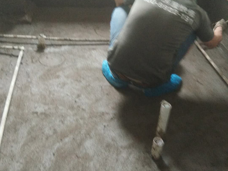 衛(wèi)生間拆除翻新裝修：首先，拆除瓷磚時要用電，而電是從客廳臨時拉的，為了避免在施工過程中發(fā)生觸電的現(xiàn)象，最好將電拉進(jìn)衛(wèi)生間內(nèi)。其次，舊房改造拆除瓷磚時可以用沖擊電鉆，這種工具方便快捷，可自由更換。但在使用前應(yīng)檢查其是否靈活，可以通過空轉(zhuǎn)一分鐘的方法進(jìn)行檢驗(yàn)。用完之后及時進(jìn)行清理。最后，梯子也是必不可少的工具之一，它可以幫助工人拆掉處于高處的瓷磚，還可以架起臨時插座。 用具的拆除，這一工程根據(jù)施工工人工作的習(xí)慣，有兩種拆除方式，可以提前將其拆除，也可以在拆磚的過程中同時進(jìn)行。但并不是所有的用具都可以提前拆除，馬桶必須在瓷磚拆除之后才可以拆掉，要不然掉落的瓷磚會砸壞馬桶。用具拆除后，應(yīng)將露出的電線接口用絕緣的東西綁住。