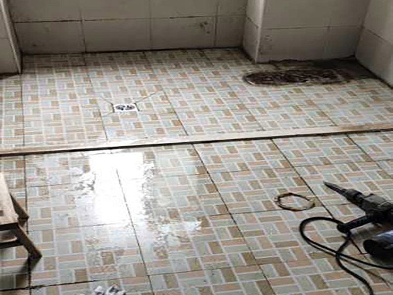 衛(wèi)生間拆除翻新裝修：首先，拆除瓷磚時要用電，而電是從客廳臨時拉的，為了避免在施工過程中發(fā)生觸電的現(xiàn)象，最好將電拉進(jìn)衛(wèi)生間內(nèi)。其次，舊房改造拆除瓷磚時可以用沖擊電鉆，這種工具方便快捷，可自由更換。但在使用前應(yīng)檢查其是否靈活，可以通過空轉(zhuǎn)一分鐘的方法進(jìn)行檢驗(yàn)。用完之后及時進(jìn)行清理。最后，梯子也是必不可少的工具之一，它可以幫助工人拆掉處于高處的瓷磚，還可以架起臨時插座。 用具的拆除，這一工程根據(jù)施工工人工作的習(xí)慣，有兩種拆除方式，可以提前將其拆除，也可以在拆磚的過程中同時進(jìn)行。但并不是所有的用具都可以提前拆除，馬桶必須在瓷磚拆除之后才可以拆掉，要不然掉落的瓷磚會砸壞馬桶。用具拆除后，應(yīng)將露出的電線接口用絕緣的東西綁住。