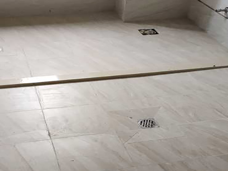 衛(wèi)生間拆除翻新裝修：首先，拆除瓷磚時要用電，而電是從客廳臨時拉的，為了避免在施工過程中發(fā)生觸電的現(xiàn)象，最好將電拉進(jìn)衛(wèi)生間內(nèi)。其次，舊房改造拆除瓷磚時可以用沖擊電鉆，這種工具方便快捷，可自由更換。但在使用前應(yīng)檢查其是否靈活，可以通過空轉(zhuǎn)一分鐘的方法進(jìn)行檢驗(yàn)。用完之后及時進(jìn)行清理。最后，梯子也是必不可少的工具之一，它可以幫助工人拆掉處于高處的瓷磚，還可以架起臨時插座。 用具的拆除，這一工程根據(jù)施工工人工作的習(xí)慣，有兩種拆除方式，可以提前將其拆除，也可以在拆磚的過程中同時進(jìn)行。但并不是所有的用具都可以提前拆除，馬桶必須在瓷磚拆除之后才可以拆掉，要不然掉落的瓷磚會砸壞馬桶。用具拆除后，應(yīng)將露出的電線接口用絕緣的東西綁住。