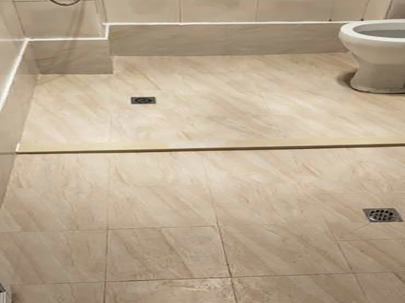 衛(wèi)生間拆除翻新裝修：首先，拆除瓷磚時要用電，而電是從客廳臨時拉的，為了避免在施工過程中發(fā)生觸電的現(xiàn)象，最好將電拉進(jìn)衛(wèi)生間內(nèi)。其次，舊房改造拆除瓷磚時可以用沖擊電鉆，這種工具方便快捷，可自由更換。但在使用前應(yīng)檢查其是否靈活，可以通過空轉(zhuǎn)一分鐘的方法進(jìn)行檢驗(yàn)。用完之后及時進(jìn)行清理。最后，梯子也是必不可少的工具之一，它可以幫助工人拆掉處于高處的瓷磚，還可以架起臨時插座。 用具的拆除，這一工程根據(jù)施工工人工作的習(xí)慣，有兩種拆除方式，可以提前將其拆除，也可以在拆磚的過程中同時進(jìn)行。但并不是所有的用具都可以提前拆除，馬桶必須在瓷磚拆除之后才可以拆掉，要不然掉落的瓷磚會砸壞馬桶。用具拆除后，應(yīng)將露出的電線接口用絕緣的東西綁住。