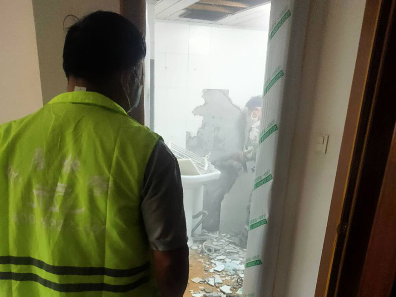 衛(wèi)生間拆除裝修:首先，拆除瓷磚時要用電，而電是從客廳臨時拉的，為了避免在施工過程中發(fā)生觸電的現(xiàn)象，最好將電拉進(jìn)衛(wèi)生間內(nèi)。其次，舊房改造拆除瓷磚時可以用沖擊電鉆，這種工具方便快捷，可自由更換。但在使用前應(yīng)檢查其是否靈活，可以通過空轉(zhuǎn)一分鐘的方法進(jìn)行檢驗。用完之后及時進(jìn)行清理。最后，梯子也是必不可少的工具之一，它可以幫助工人拆掉處于高處的瓷磚，還可以架起臨時插座。 用具的拆除，這一工程根據(jù)施工工人工作的習(xí)慣，有兩種拆除方式，可以提前將其拆除，也可以在拆磚的過程中同時進(jìn)行。但并不是所有的用具都可以提前拆除，馬桶必須在瓷磚拆除之后才可以拆掉，要不然掉落的瓷磚會砸壞馬桶。用具拆除后，應(yīng)將露出的電線接口用絕緣的東西綁住。